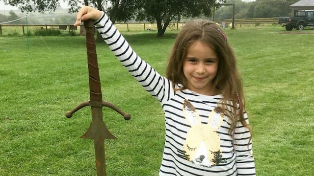 Niña encontró una espada en el mismo lago donde el 'Rey Arturo' habría dejado a 'Excalibur' [FOTOS]
