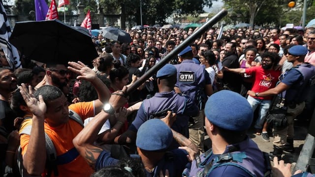 Incidentes entre manifestantes y policía en museo quemado en Río de Janeiro [FOTOS]
