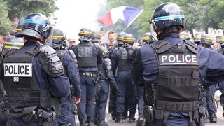 Francia: Policías chocan con manifestantes antivacunas en París