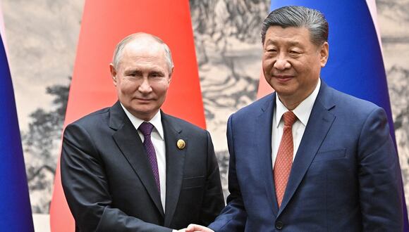 El presidente de Rusia, Vladimir Putin, y el presidente de China, Xi Jinping, se dan la mano durante su reunión en Beijing, el 16 de mayo de 2024. (Foto de Sergei BOBYLYOV / POOL / AFP)