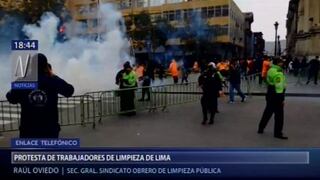 Dispersan con lacrimógenos a trabajadores de limpieza de la MML que protestan en Plaza de Armas