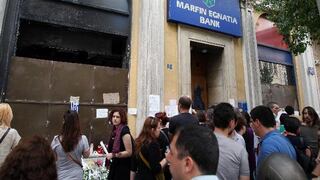 Los griegos retiran cientos de millones de euros antes de los comicios