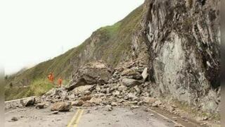 Derrumbe de piedras y rocas bloquea tramo de la Carretera Central en Tarma