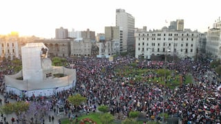 Gabinete jura en Palacio y un mar de gente protesta en las calles