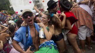 FOTOS: Carnaval de Río se desborda fuera del sambódromo