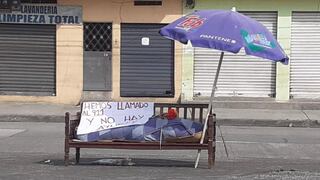 Guayaquil duele: hombre saca el cadáver de su madre a la calle con un cartel de ayuda