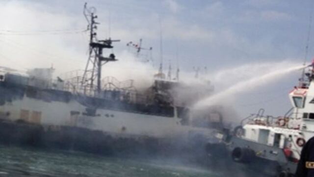 Barco arde en el Callao