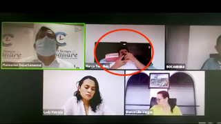 Diputado colombiano se acuesta en su cama cuando participaba de debate por videollamada