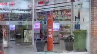 Terror en San Isidro: Ladrones rompen mampara para robar en conocida farmacia