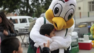 Niños de Puericultorio Pérez Araníbar celebran Día del Pollo a la Brasa