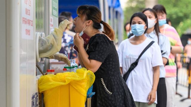 China detecta 700 nuevos casos de COVID-19, 614 por contagio local