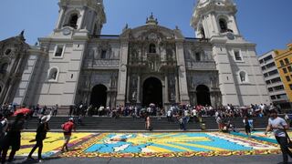 Alfombras florales adornaron la Plaza de Armas de Lima por Semana Santa
