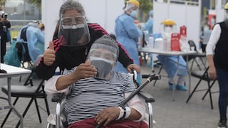 Habilitan tres lugares en Surco para vacunar en auto a adultos mayores este fin de semana