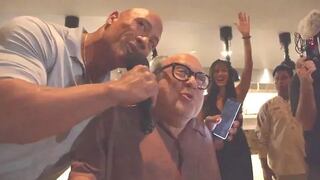 Dwayne “La Roca” Johnson y Danny DeVito irrumpen en una boda para cantarle a los novios 