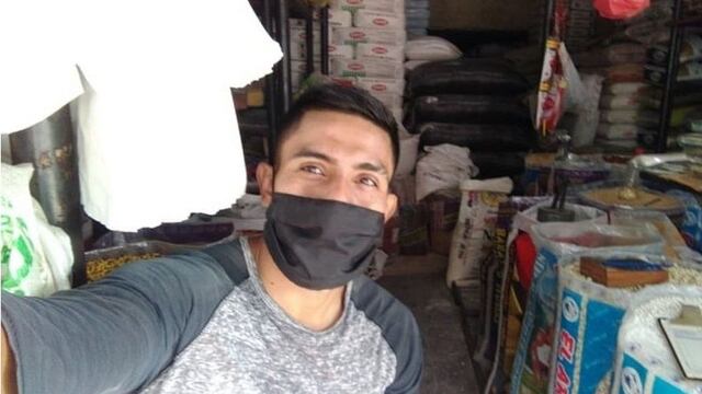 Emerson Cotrina, futbolista de Sport Chavelines, trabaja en mercado de Trujillo por el coronavirus