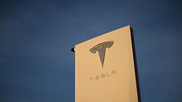 Tesla despide a trabajadores por intentar crear un sindicato