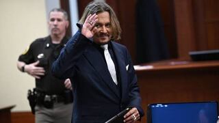 Johnny Depp reaparece apoyado en un bastón luego de sufrir un desmayo en Budapest