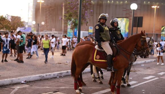 Policías resguardan el Estadio Nacional. (Foto: Julio Reaño/@Photo.gec)