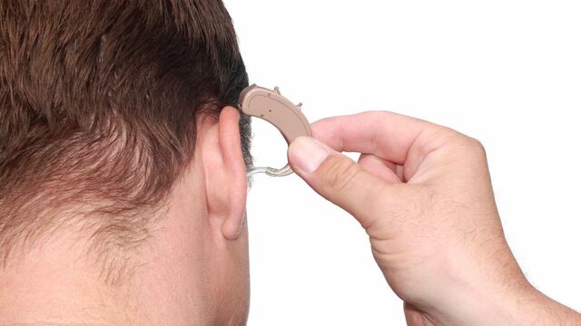 Audífonos medicados vs ‘bambas’, lo que debe saber para que no lo estafen y quedarse sordo