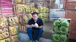Kenji vende frutas mientras en el Congreso reclaman por él