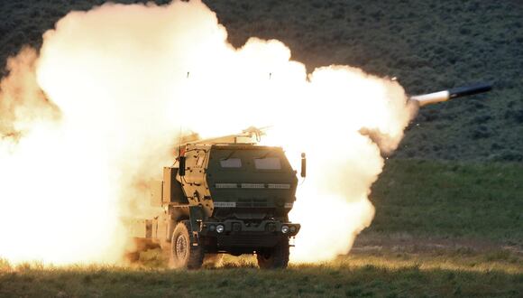 Un camión de lanzamiento dispara el Sistema de Cohetes de Artillería de Alta Movilidad (Himars) similar al entregado por Estados Unidos a Ucrania para la guerra contra Rusia. (Referencial / AP / Archivo).