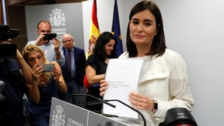 Renuncia ministra de Sanidad de España por presuntas irregularidades en máster
