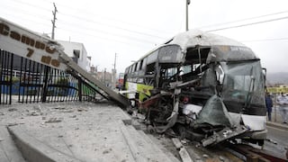 Bus chocó contra camión y tumbó muro de complejo deportivo de Ventanilla [VIDEO] 
