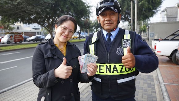 El sereno Tito Oquendo realizaba su ronda acostumbrada por la avenida Gálvez Barrenechea cuando encontró el dinero. Foto: Andina.