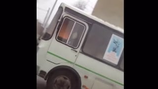 ¡Impactante! Graban a camión en llamas en calles de ciudad rusa [VIDEO]