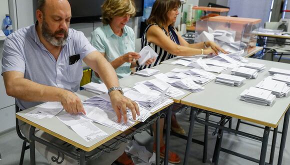 Integrantes de una mesa electoral del Instituto Ortega y Gasset, en Madrid, durante el recuento de votos tras el cierre de los colegios tras las elecciones generales celebradas en España. (EFE/J.P. Gandul).