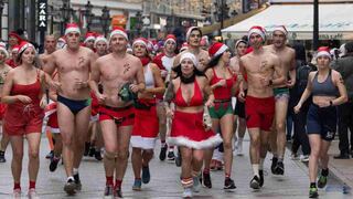 Hungría: Santas semidesnudos participan de carrera benéfica en medio de bajas temperaturas