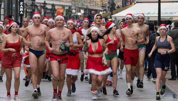Edición número 20 del 'Santa Speedo Run' celebrado en Hungría. (Foto: Twitter)