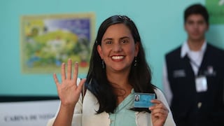 Elecciones 2016: Así sufragó Verónika Mendoza en el Cusco [Fotos y video]