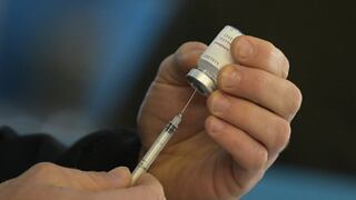 Oxford: Es factible desarrollar “muy rápido” una vacuna contra la variante ómicron