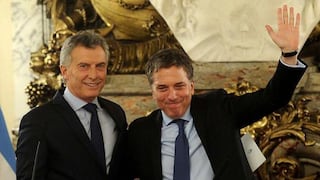 Renuncia ministro de Hacienda tras debacle financiero en Argentina