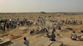 Las familias entierran a sus muertos tras atentado contra mezquita chiita en Afganistán