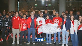 ¡Con toda la fe! Hinchas peruanos entregan ‘bandera del aliento’ a la Selección Peruana