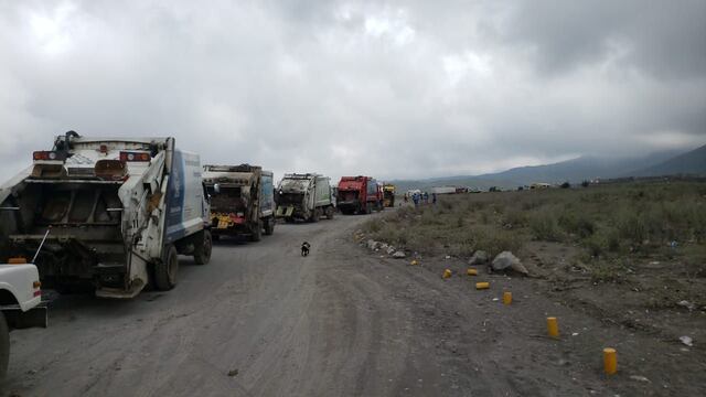 Arequipa: Camiones de basura están varados y no pueden descargar los residuos en relleno sanitario 