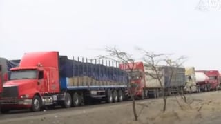 Camiones continúan varados en el km 262 por protestas de la Panamericana Sur