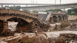 China: Vehículos cayeron al río tras colapso de puente por intensas lluvias