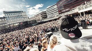 Miles de fanáticos de Avicii se reunieron en el centro de Estocolmo para rendirle un homenaje [VIDEO]