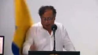 Gustavo Petro exclama “que no se me caiga Colombia” tras recibir golpe de una bandera [VIDEO]