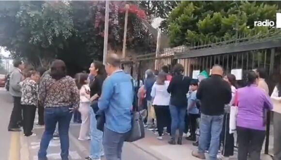 Peruanos en los exteriores de la Embajada de México en Lima. (Foto: captura)