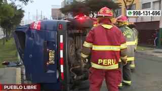 Pueblo Libre: miniván se volcó tras choque al costado del colegio Elvira García 