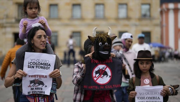 Manifestantes protestan contra las corridas de toros en Bogotá, Colombia.  (Foto de Fernando Vergara / AP)