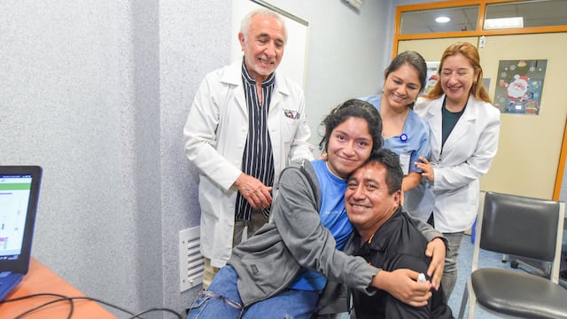 Adolescente piurana vuelve a oír tras implante coclear