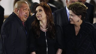 Cristina y Dilma abandonan a Chávez