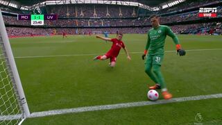 Por poquito: Ederson se arriesga en una jugada y casi provoca el gol de Liverpool