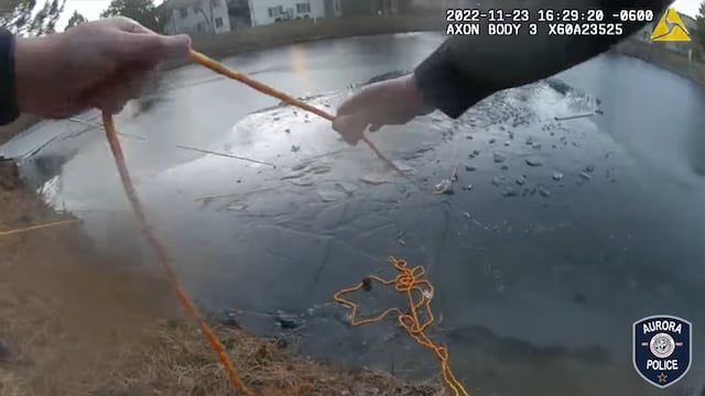 El dramático rescate de un niño y una anciana tras caer a un lago congelado en EE.UU. [VIDEO]