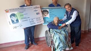 Ciudadana recibe por primera vez su DNI a los 101 años de edad en Ica